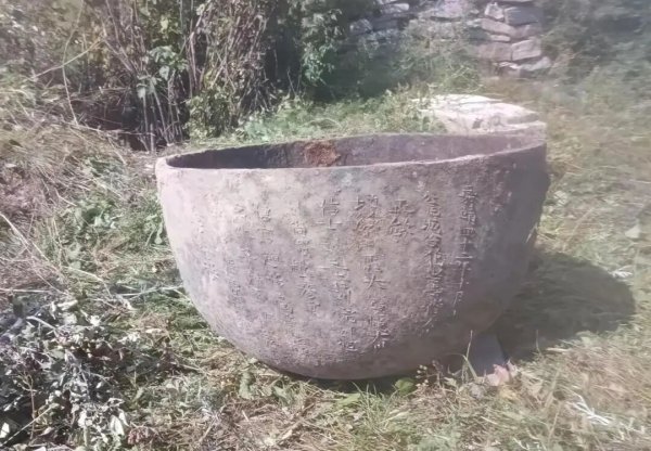 明道配资 驴友爬大同殿山，发现4个疑似佛磬的清朝老物件！已移交文保部门